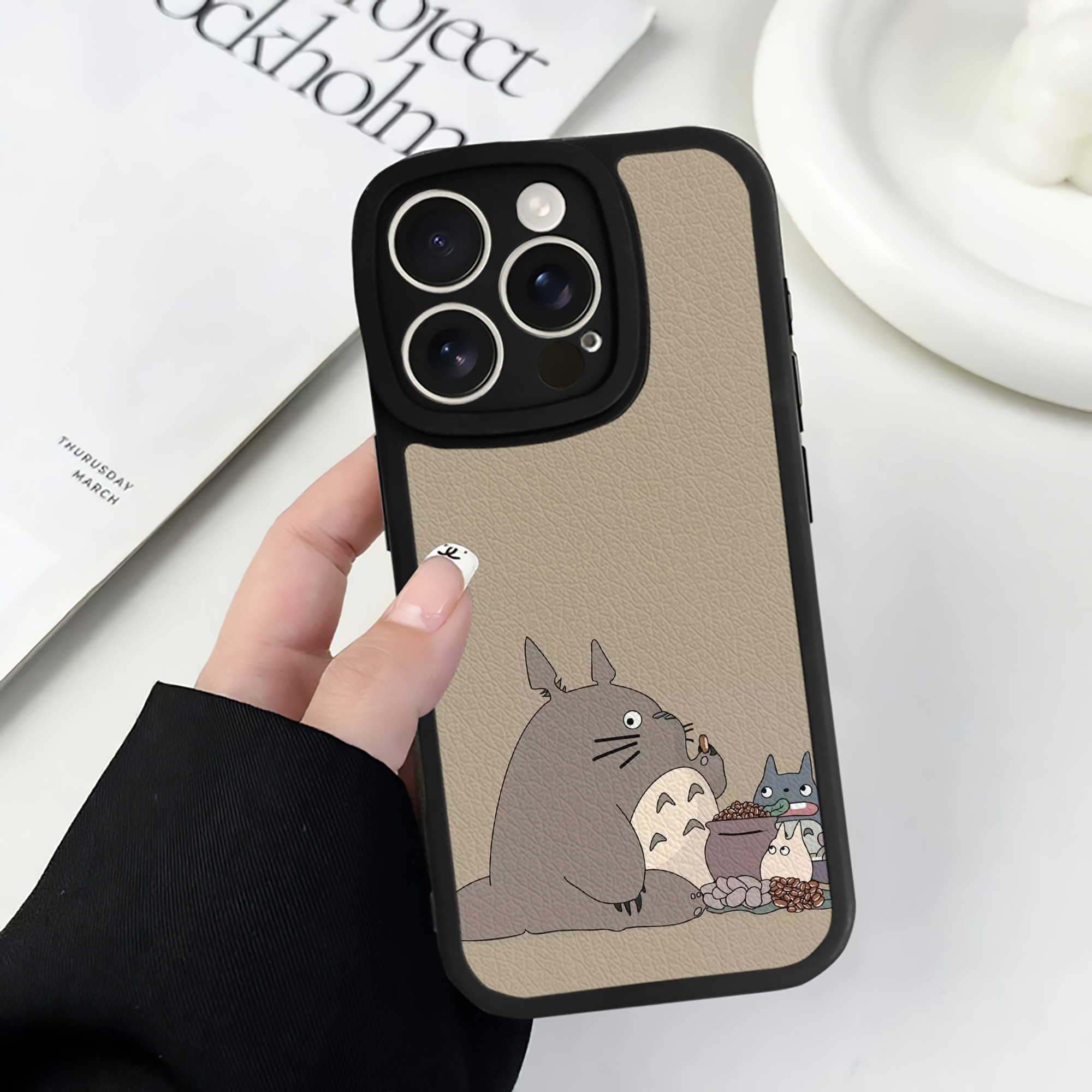 （画像用） となりのトトロ 草壁メイ 草壁サツキ My Neighbor Totoro Satsuki Kusakabe Mei Kusakabe 【iPhone 16シリーズ対応】シリコンスマホケース（レザー調） 材質：シリコン
